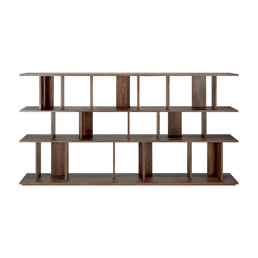 Une bibliothèque en bois à plusieurs niveaux au design ouvert et asymétrique comporte divers compartiments rectangulaires pour le rangement et est fabriquée en teck verni dans une riche finition marron.