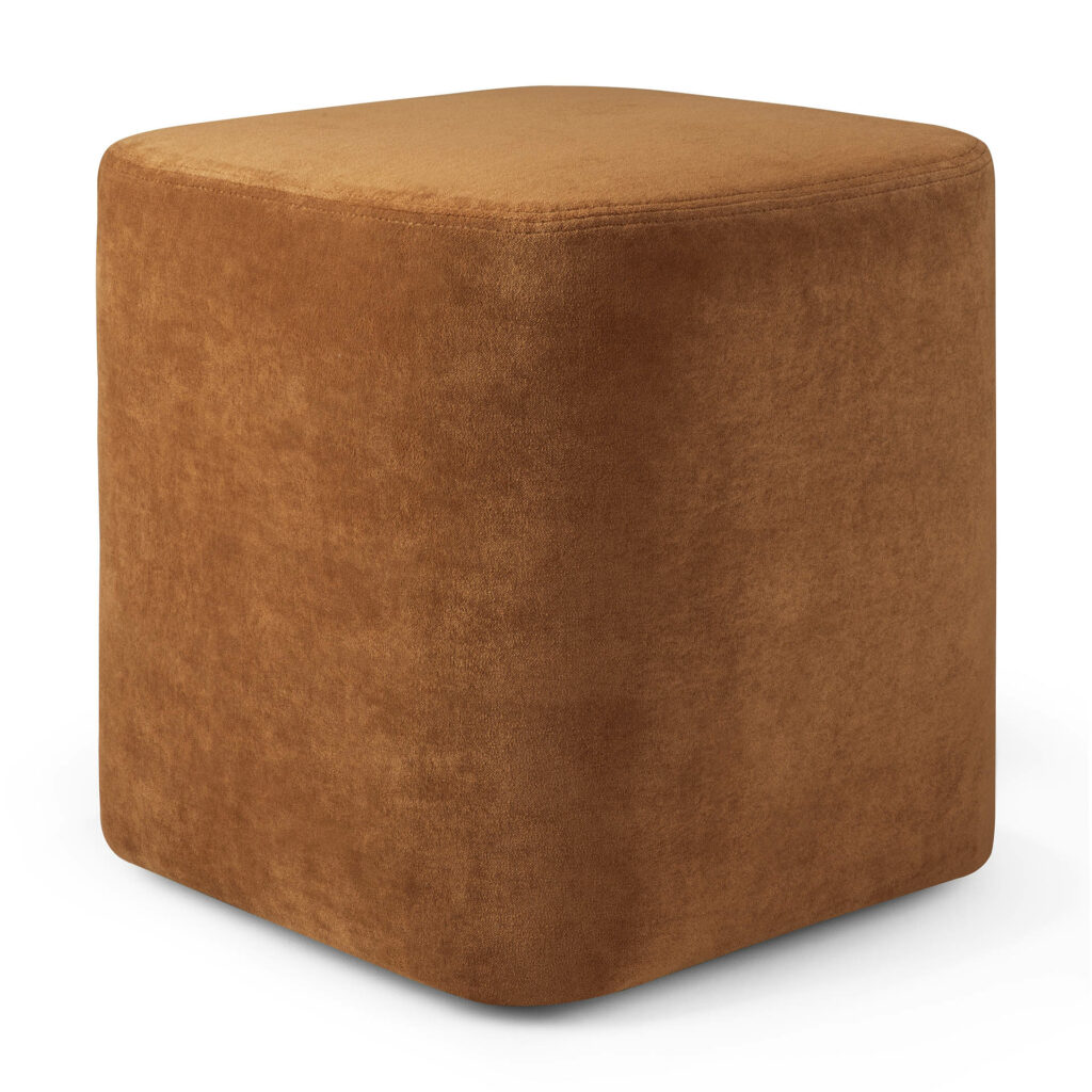 Un pouf carré marron avec un tissu cannelle doux et velouté, doté d'un design uni et de bords arrondis.