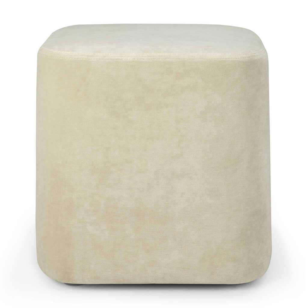 Pouf cubique de couleur sable avec des bords arrondis et une surface lisse, cette pièce ajoute une touche de sophistication à n'importe quelle pièce.