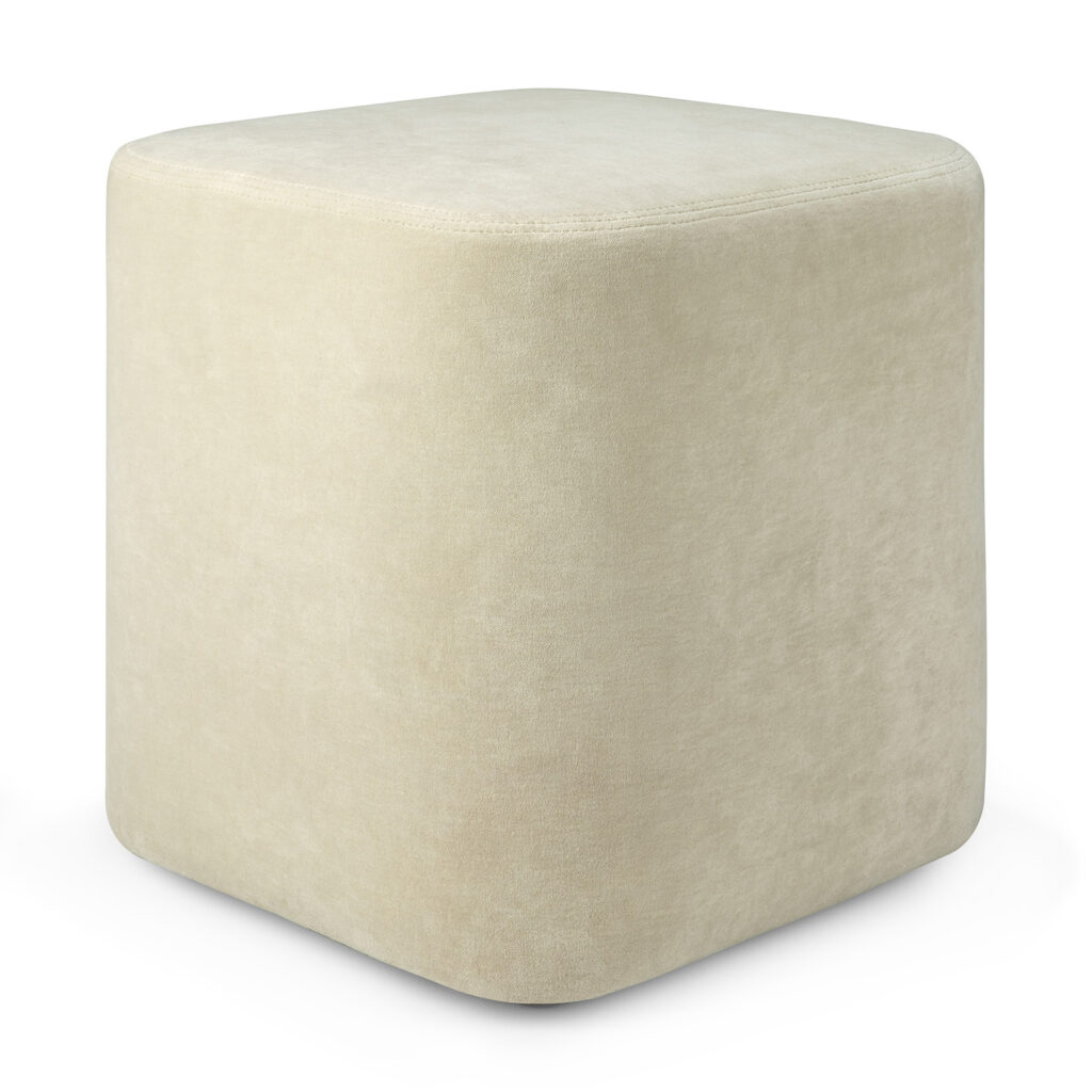 Un pouf beige en forme de cube aux bords arrondis, recouvert d'un tissu doux cannelle.