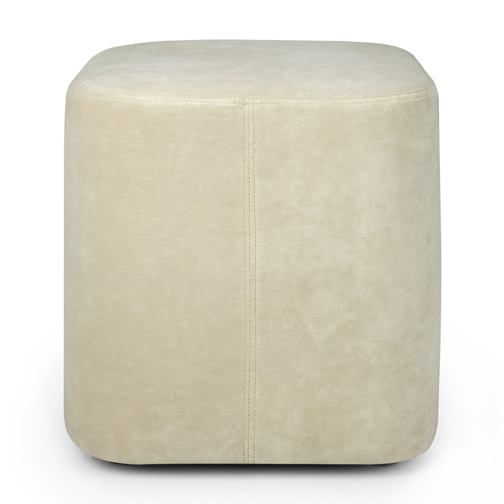 Un pouf cube de couleur sable avec un tissu cannelle et une couture verticale en son centre.