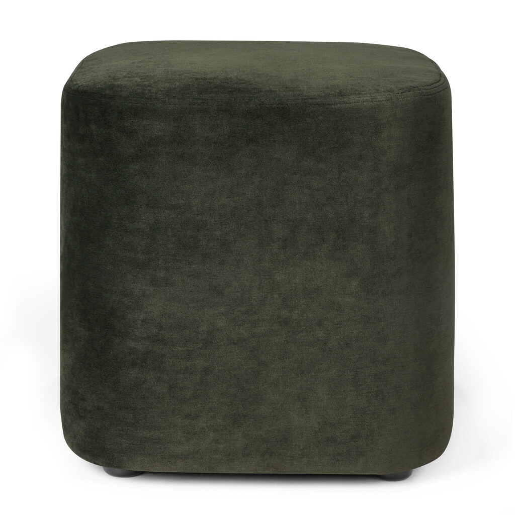 Un pouf cube vert foncé avec une texture lisse et veloutée semblable au feuillage de la forêt est présenté sur un fond blanc.