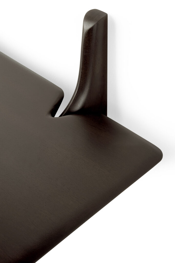 Gros plan d'une étagère murale moderne en bois marron foncé avec une finition lisse et un support intégré pour le support. L'étagère murale PI semble être fabriquée en acajou verni.