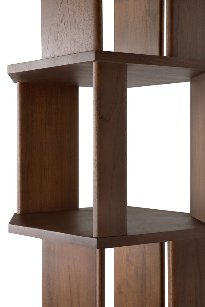 Gros plan de la section d'angle d'une bibliothèque en bois au fini foncé, probablement teck teinté brun, montrant ses étagères et ses supports verticaux.