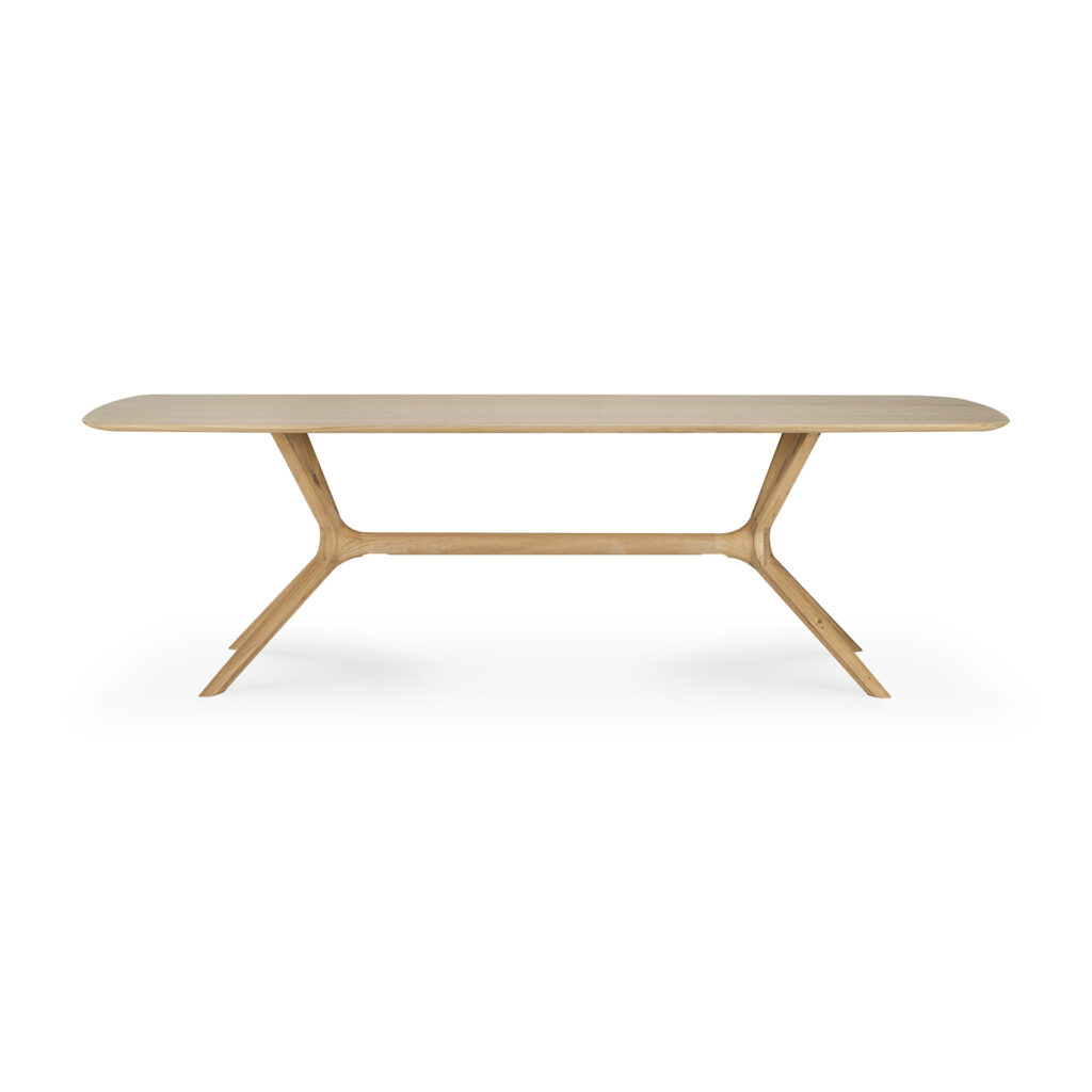 La Table X présente un plateau rectangulaire en chêne et des pieds inclinés mesurant 250x100.
