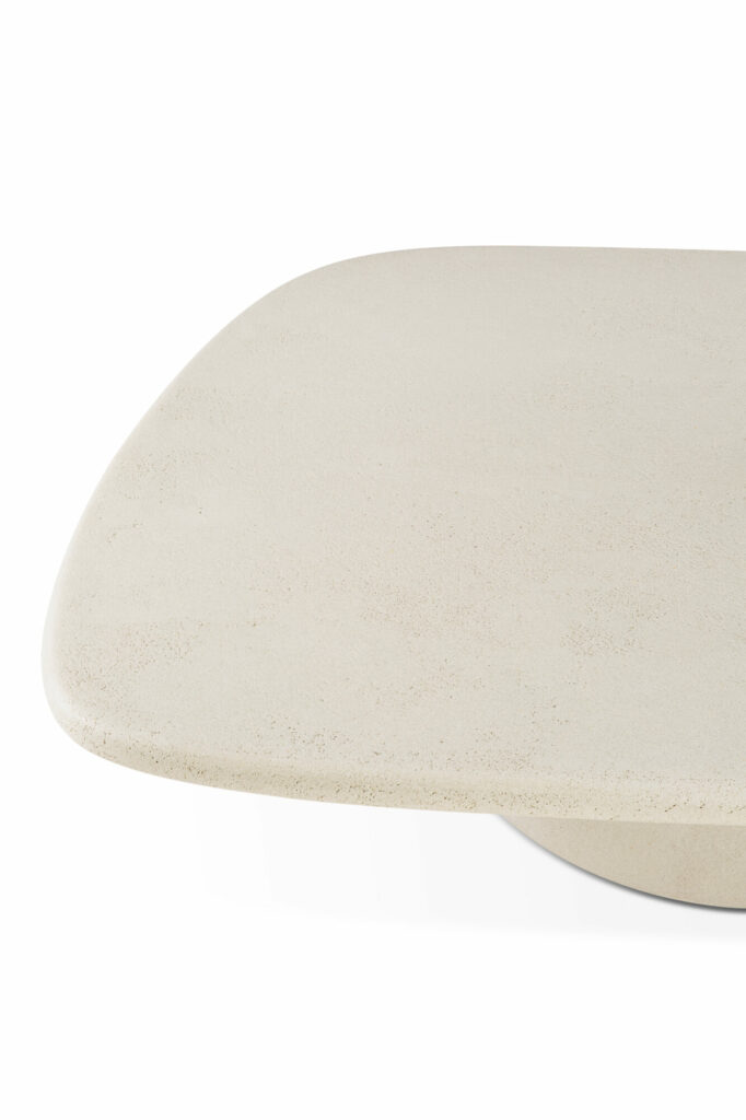 Vue rapprochée d'une surface lisse, rectangulaire, beige clair, peut-être la "Table basse Elements - Galet".