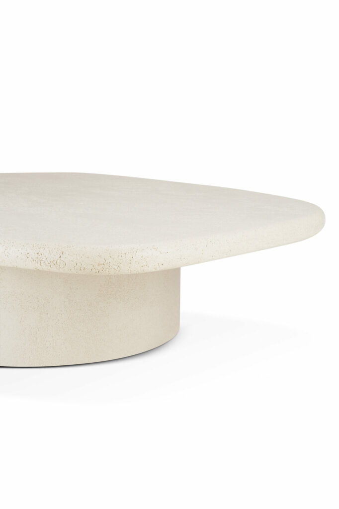 La Table basse Elements - Galet est une table carrée en pierre blanc cassé aux bords arrondis et à la base cylindrique épaisse, dégageant sans effort une élégance rappelant les éléments naturels.