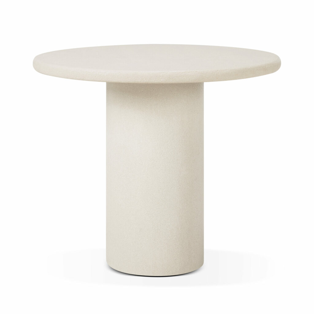 Un produit nommé « Table Elements », doté d'un plateau de table rond beige clair avec une surface lisse et une base cylindrique, se dresse sur un fond blanc uni.
