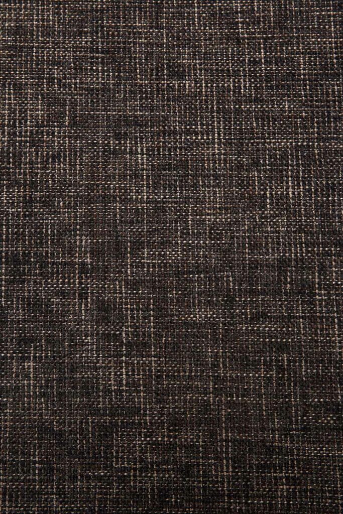 Gros plan d'un tissu texturé marron foncé avec un motif tissé en forme de grille, parfait pour une assise en tissu sur l'élégante Chaise Bok.