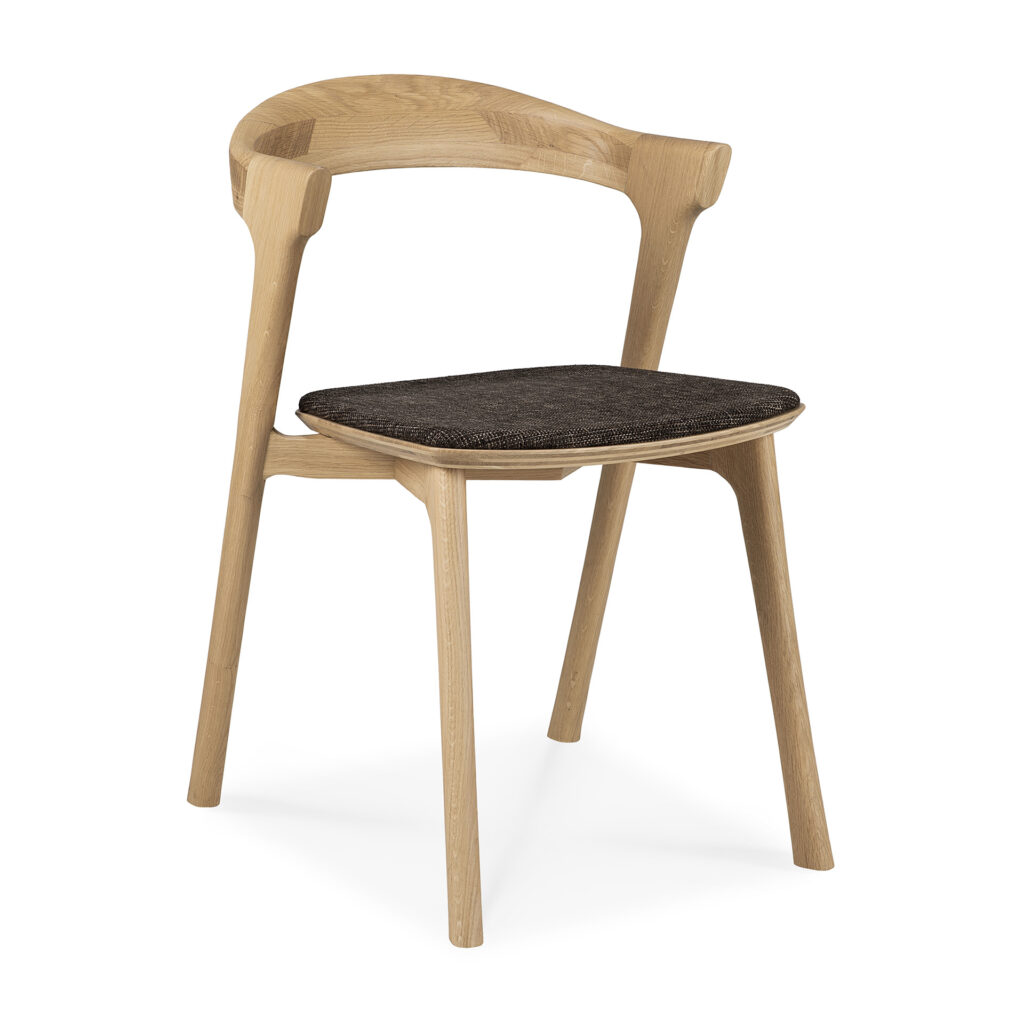 Chaise en bois avec dossier incurvé et assise rembourrée sombre sur fond blanc, rappelant l'élégante Chaise Bok en chêne, offrant à la fois style et confort.