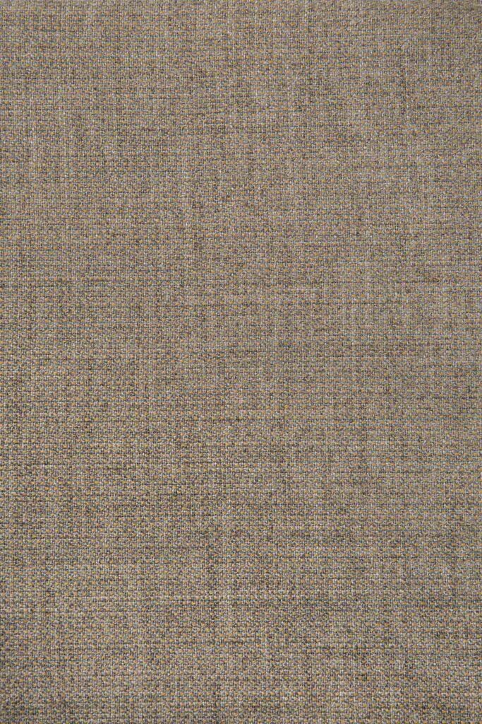 Un gros plan d'un tissu tissé beige à la texture subtile, parfait pour recouvrir la Chaise Bok d'un gris chaud ou pour compléter le bois de chêne.