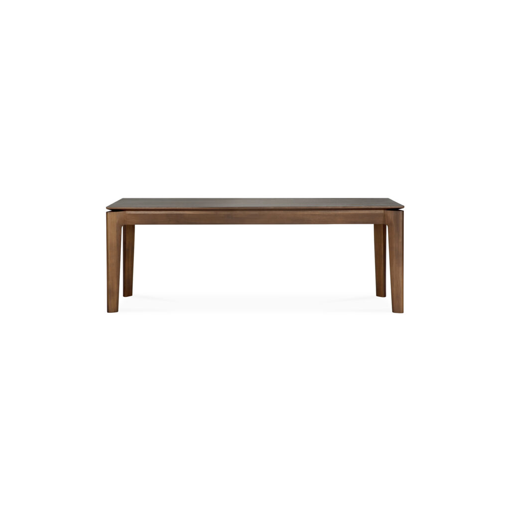 Table rectangulaire en bois avec pieds droits et finition lisse marron foncé, le design Teck teinté brun offre à la fois élégance et fiabilité.