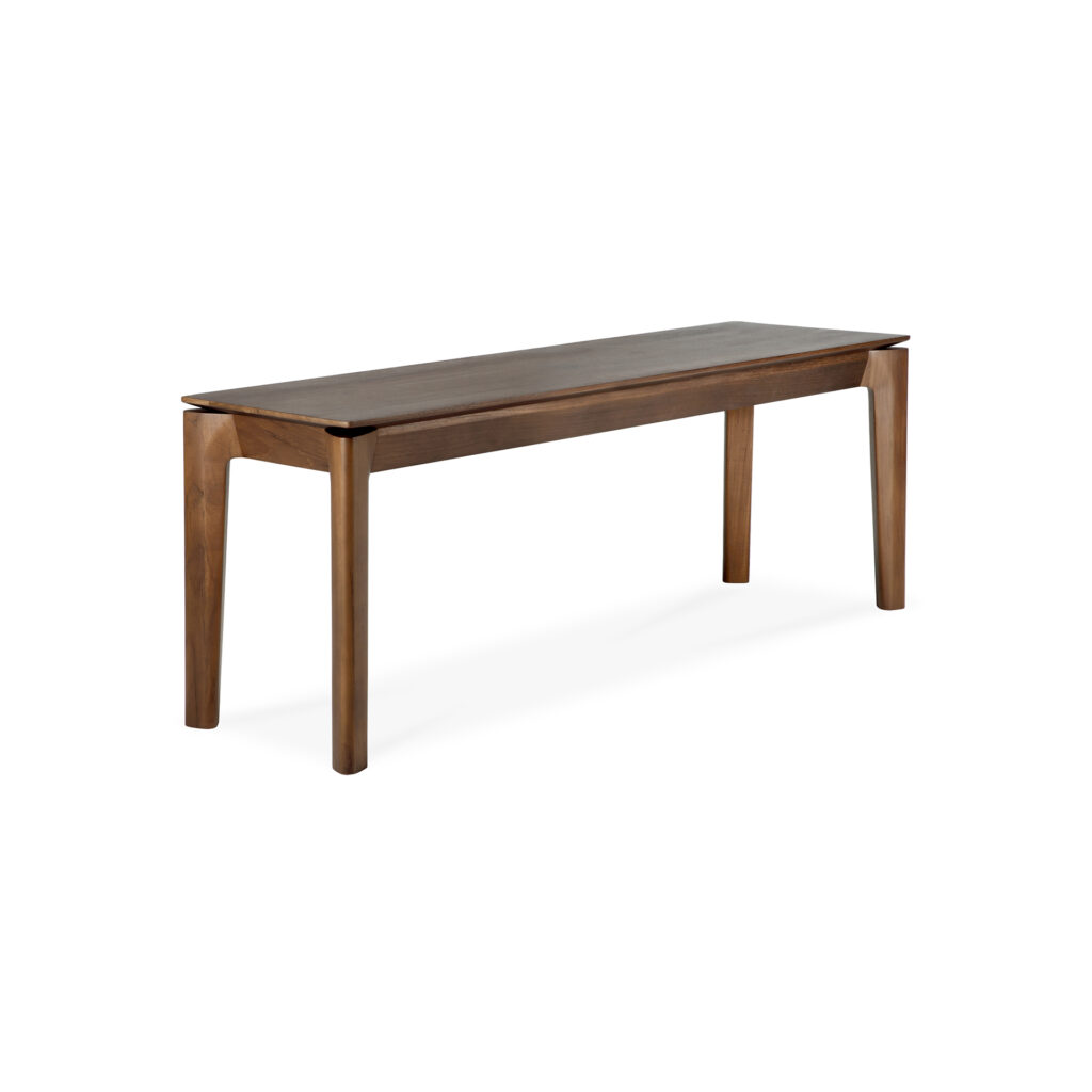 Un banc en bois avec un plateau rectangulaire simple et quatre pieds légèrement inclinés, fabriqué en teck teinté brun. Le Banc Bok présente une surface lisse et polie et dégage un charme élégant grâce à son bois aux tons sombres.