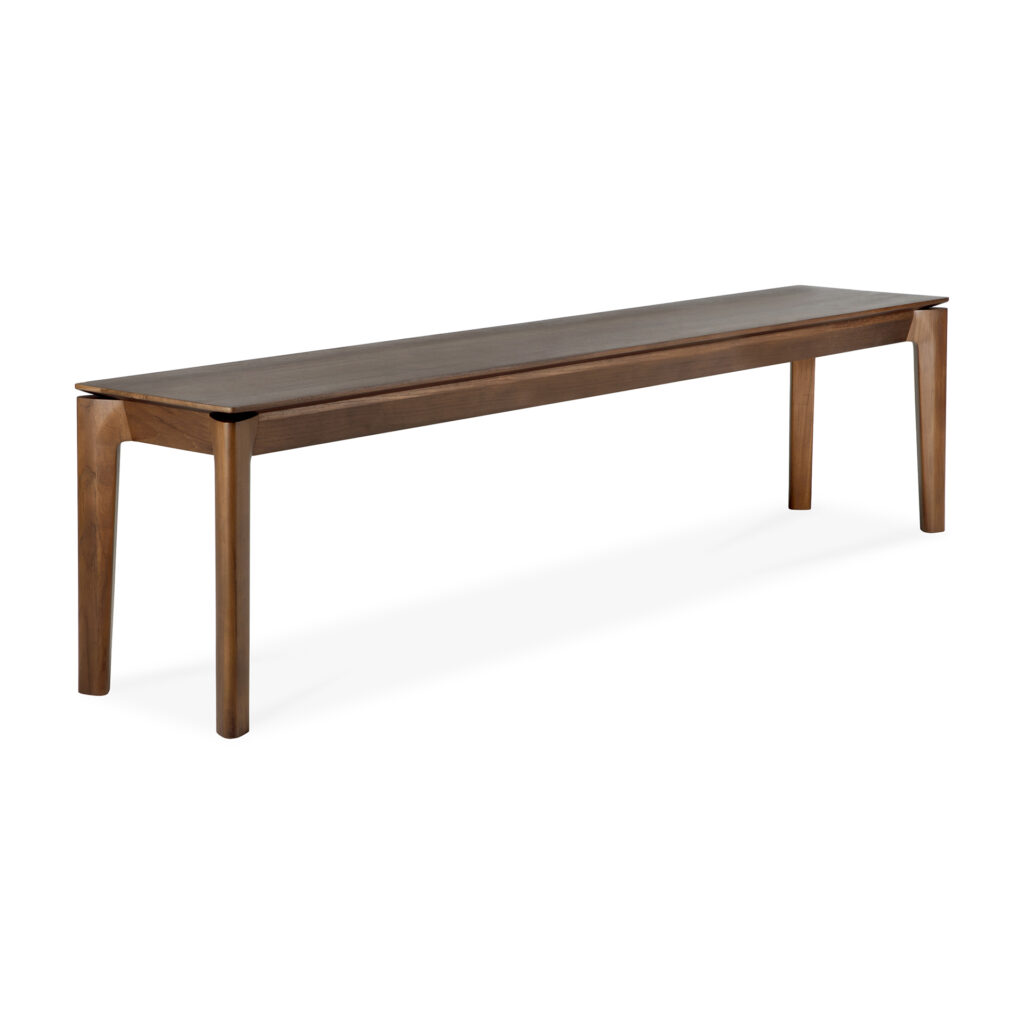 Un long banc rectangulaire en bois avec quatre pieds et une surface lisse en vernis teck.