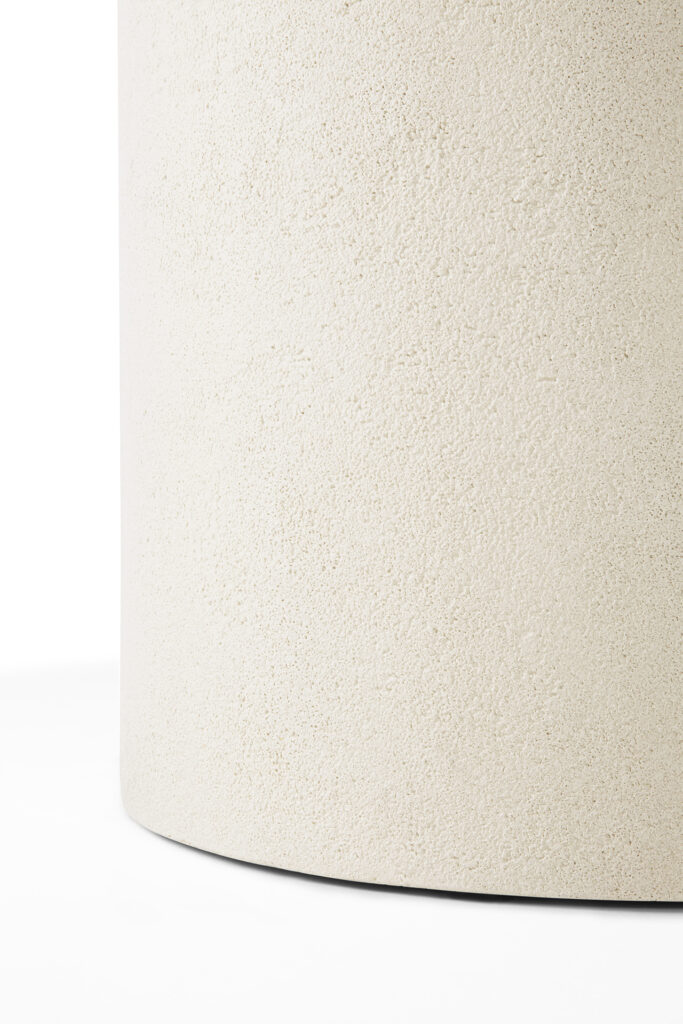 Gros plan de la surface cylindrique texturée, blanc cassé, de Table Elements, un élément de décoration élégant, sur un fond blanc uni.
