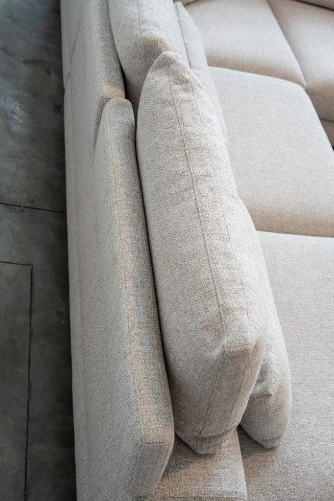 Vue rapprochée du canapé Horizon [3,5z +L2Hz] - C50 Reserve 4192 en tissu gris, mettant en valeur des coussins de dossier et d'assise bien en évidence qui complètent parfaitement son élégant design de pieds col.