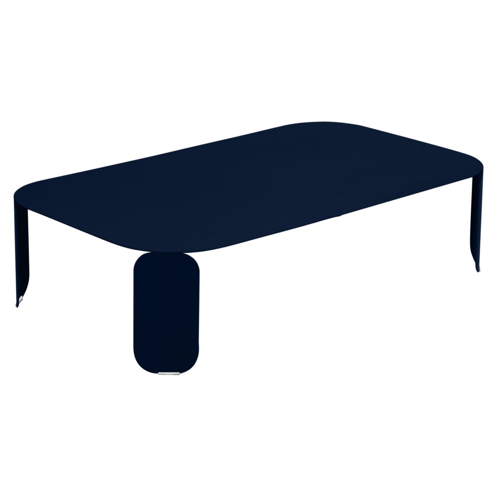 Une table basse moderne, rectangulaire, bleu foncé, avec des coins arrondis et des pieds droits, sur un fond uni, un clin d'œil parfait au design inspiré du Bebop.