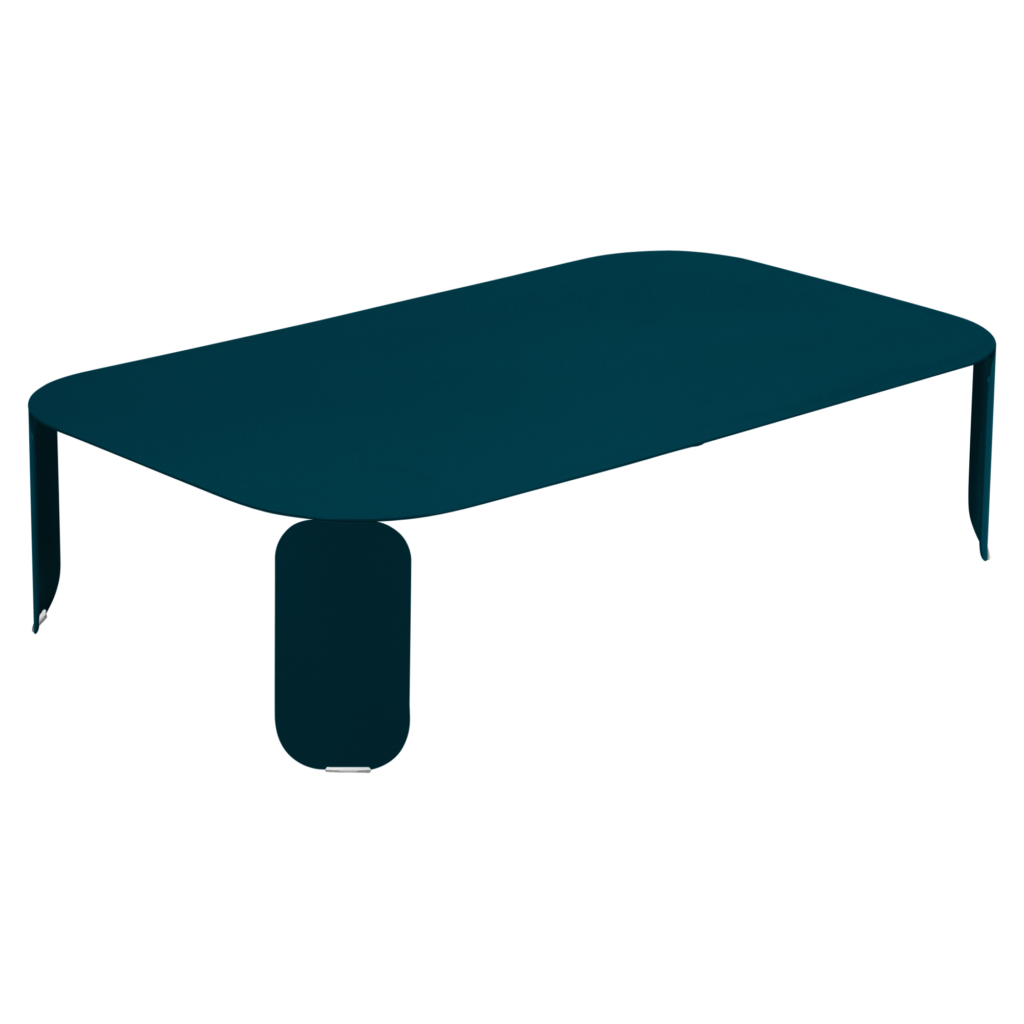 Table basse rectangulaire Bebop bleu foncé aux coins arrondis et à quatre pieds, se détachant sur un fond noir.