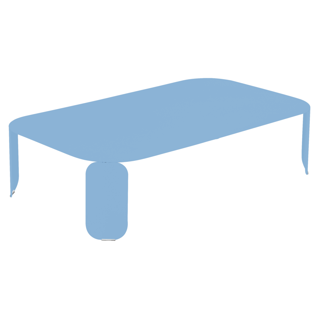 Une table basse rectangulaire bleue avec une nappe drapée sur les côtés et un pied piédestal visible à l'avant, ajoutant une touche de charme bebop à votre décor.