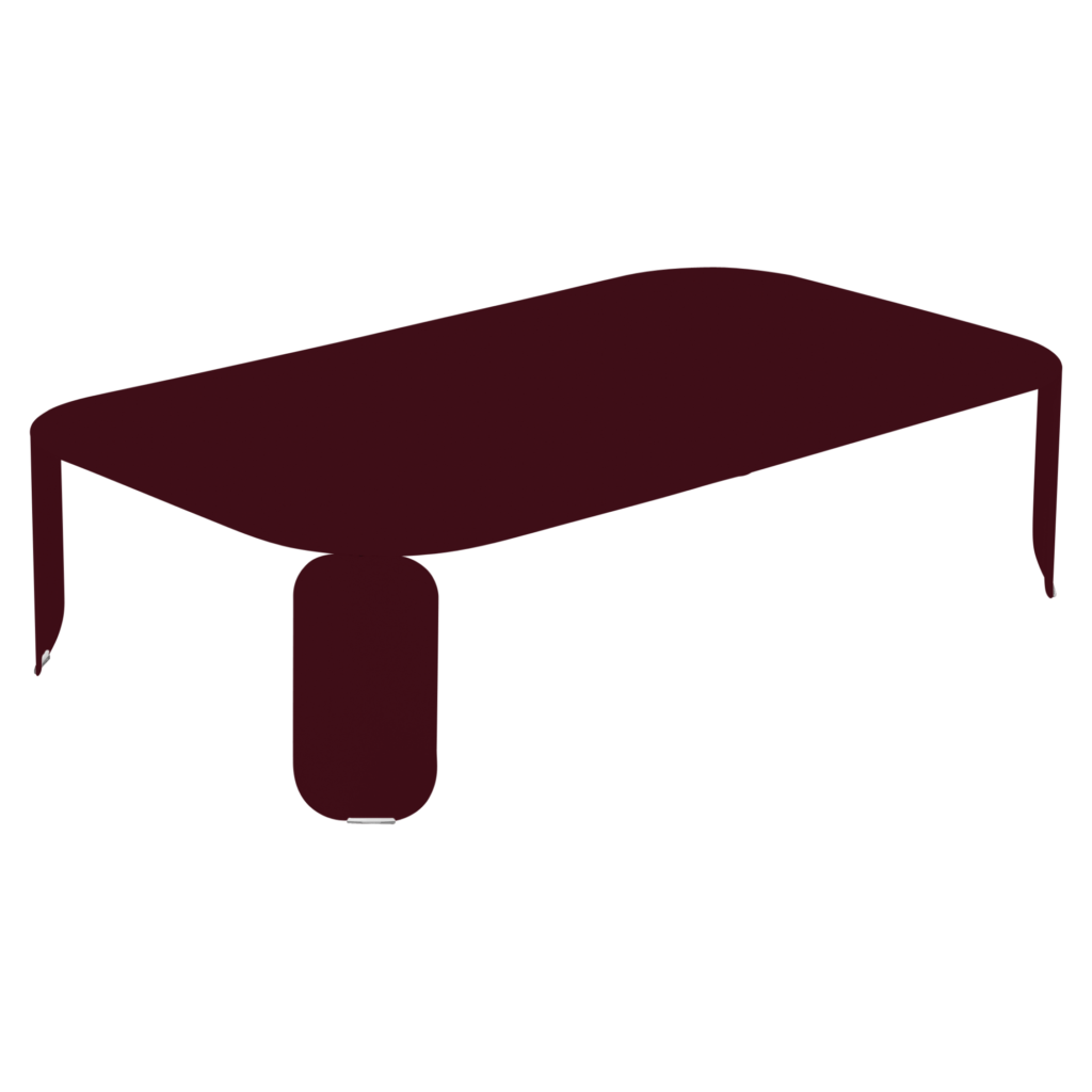 Une table basse rectangulaire recouverte d'une nappe rouge foncé qui pend de tous les côtés.