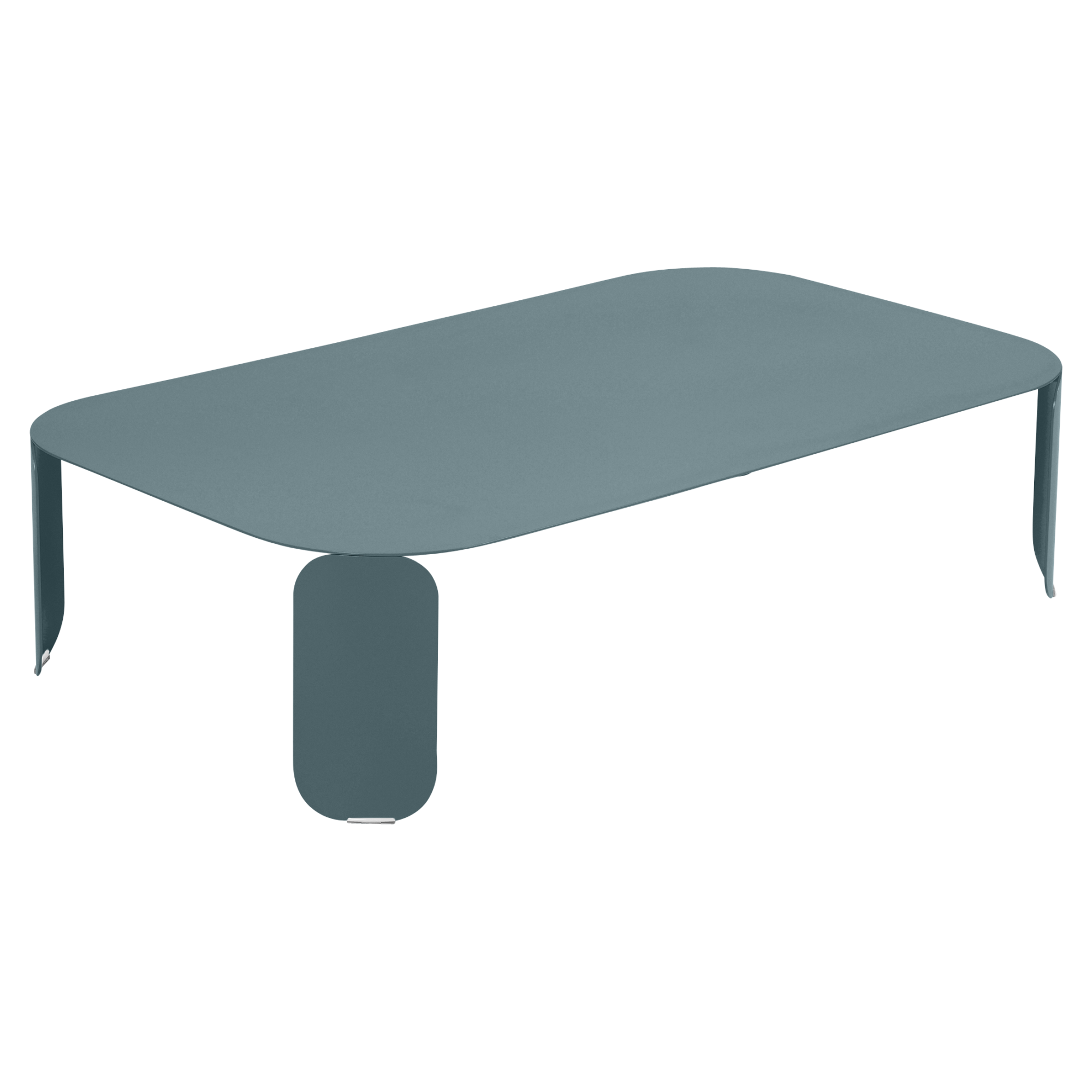 Table basse rectangulaire moderne aux bords arrondis et aux trois pieds plats et courbés ; la Bebop rectangulaire est présentée ici dans un gris mat chic.