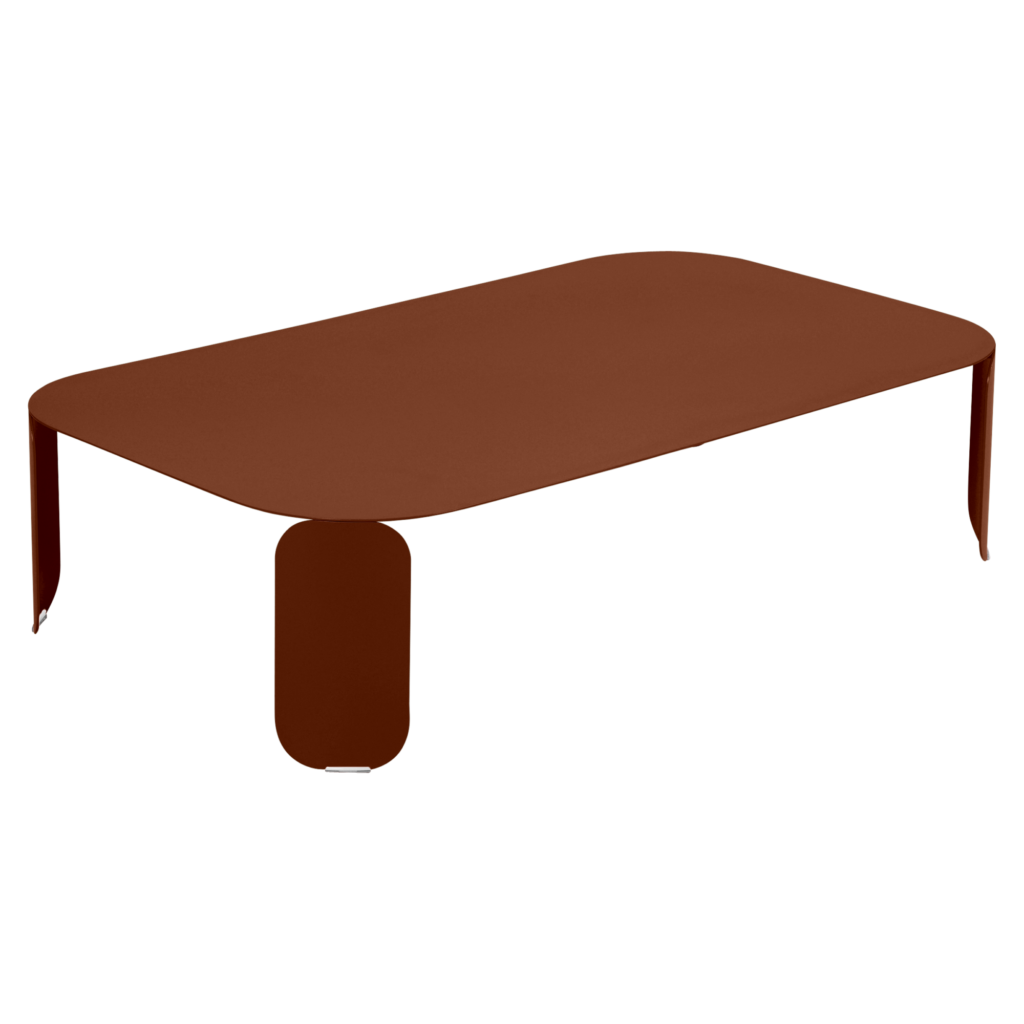 Une table basse rectangulaire marron aux bords arrondis et quatre pieds plats et courbés à chaque coin, inspirée du style Bebop, sur fond blanc.