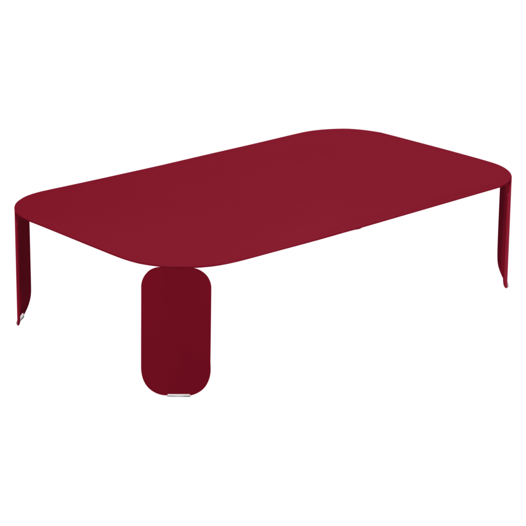 Une table basse rectangulaire bebop moderne aux coins arrondis en bordeaux massif, dotée de quatre pieds plats et courbés.