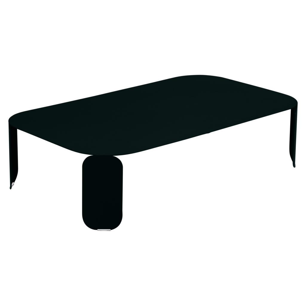 Une table basse Bebop noire minimaliste aux coins arrondis et aux pieds fins, posée sur un fond uni, ajoute une touche subtile d'élégance vert tilleul à n'importe quel espace.