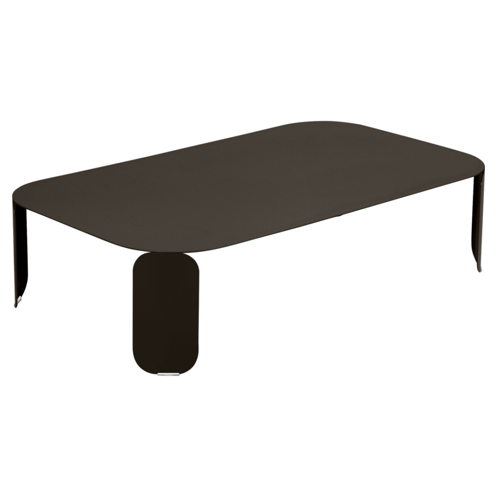 Une table basse rectangulaire noire moderne Bebop avec des bords arrondis et deux pieds solides, sur fond violet clair.