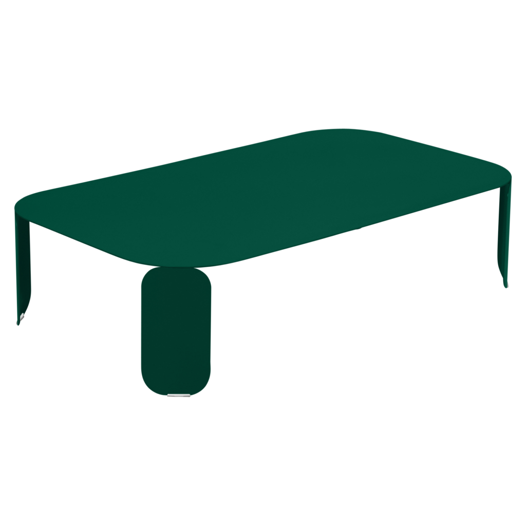 Table basse Bebop vert foncé aux coins arrondis et à quatre pieds, cette table rectangulaire se détache sur un fond noir uni.