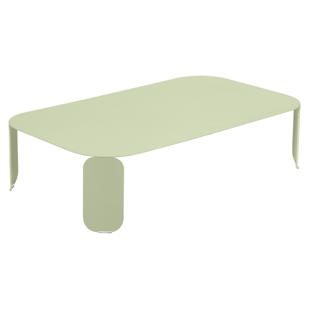 Une table basse rectangulaire minimaliste Bebop aux bords arrondis et aux pieds courbés en vert tilleul, sur un fond uni.