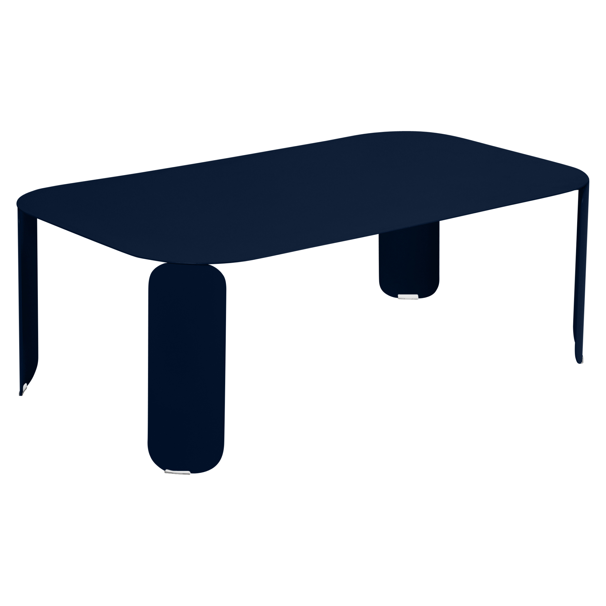 La Table basse Bebop rectangulaire est une table basse bleu foncé moderne dotée de coins arrondis et de pieds épais et courbés.