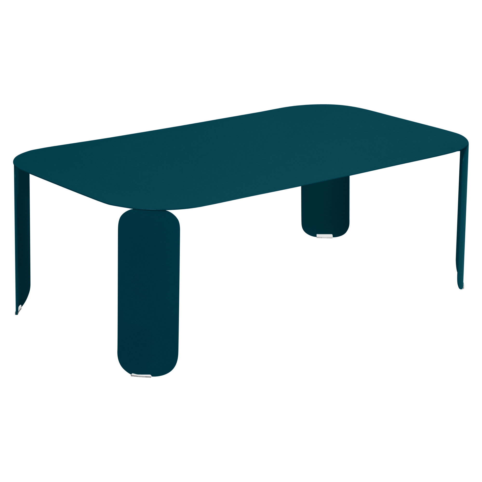 La table basse Bebop rectangulaire présente un look minimaliste et moderne avec des bords arrondis et trois pieds cylindriques, fabriqués dans une finition bleu sarcelle foncé solide.