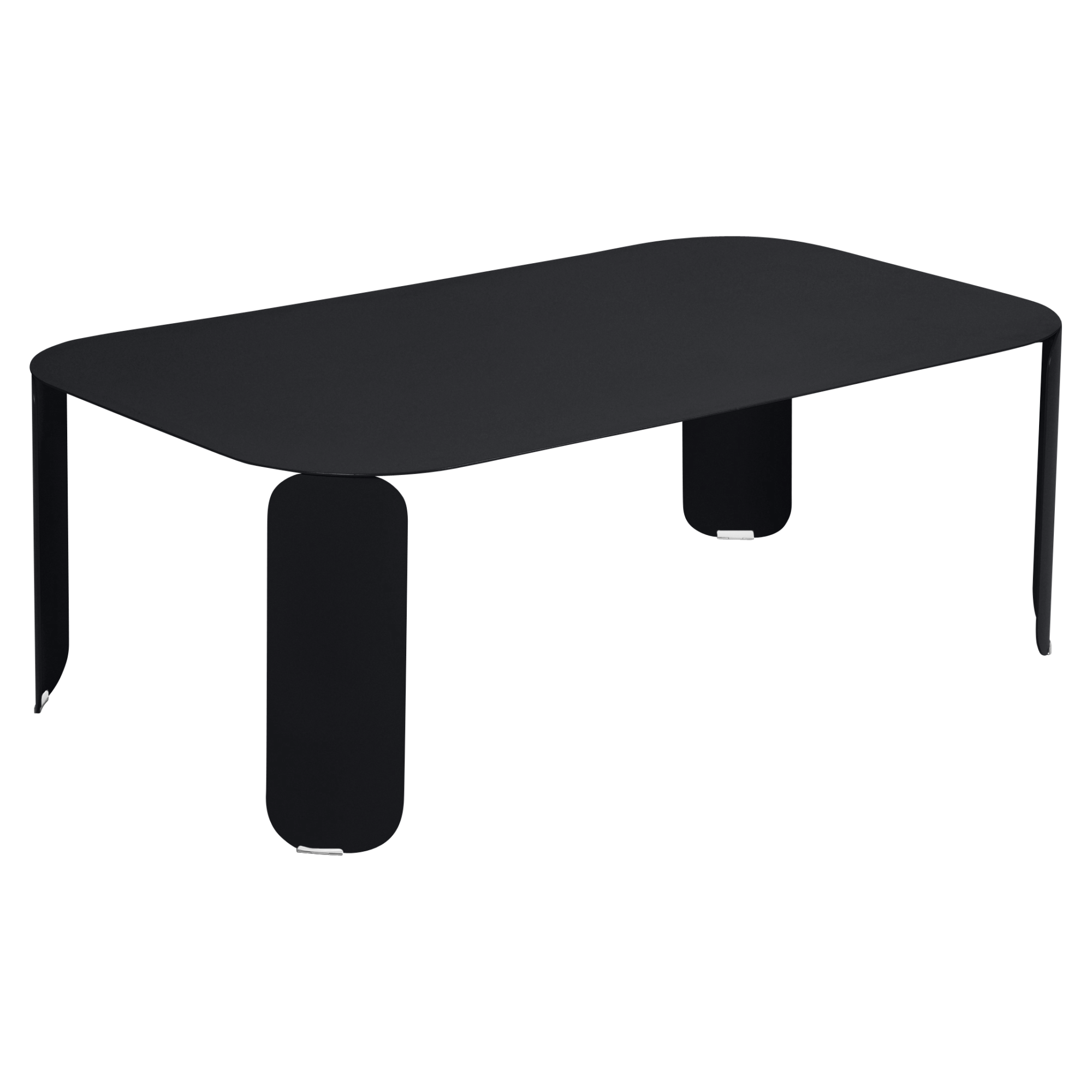 La Table basse Bebop rectangulaire est une table basse rectangulaire noire moderne dotée de bords arrondis et de trois pieds larges et plats.