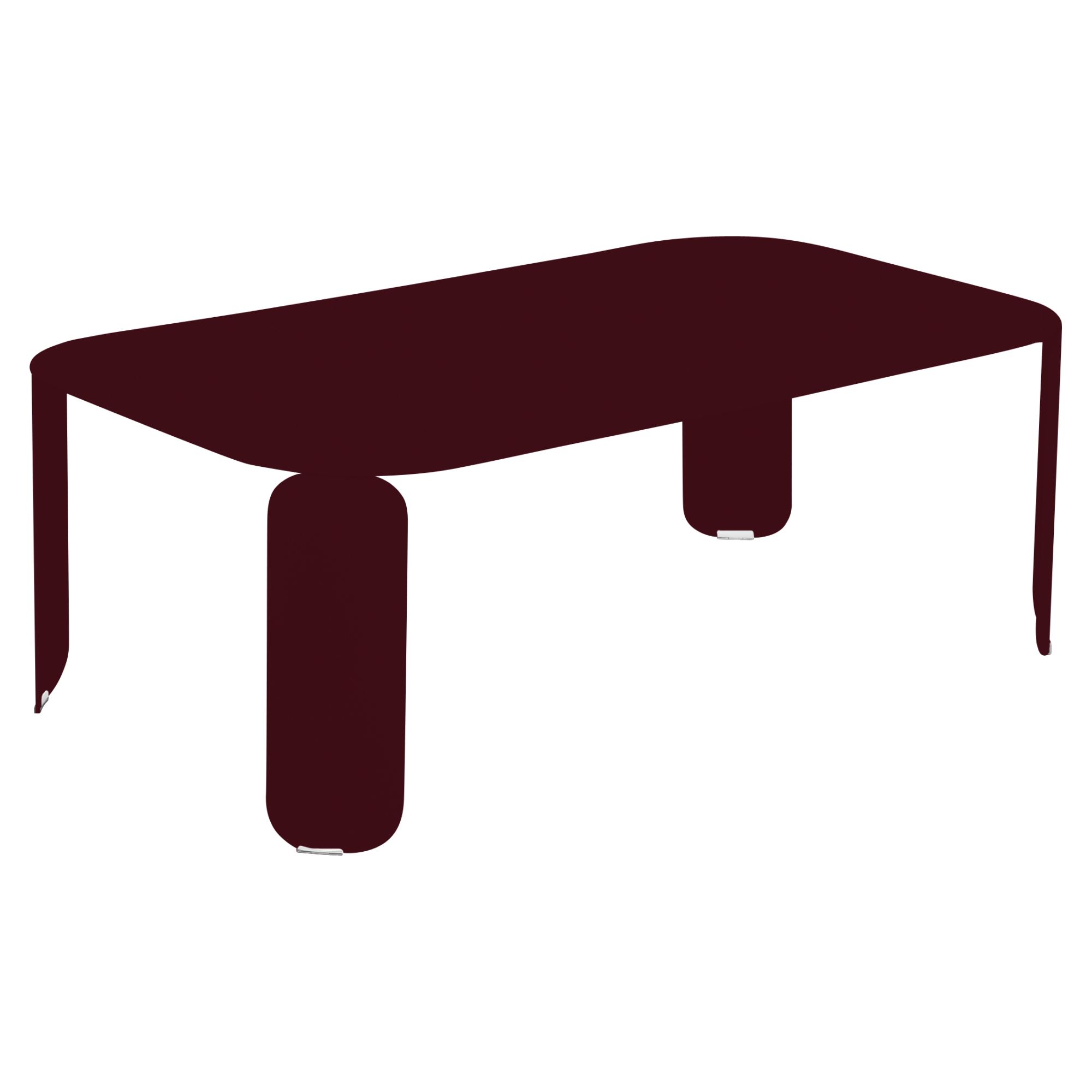 Une Table basse Bebop rectangulaire est drapée d'une nappe marron foncé, dissimulant ses trois pieds visibles sous la nappe.