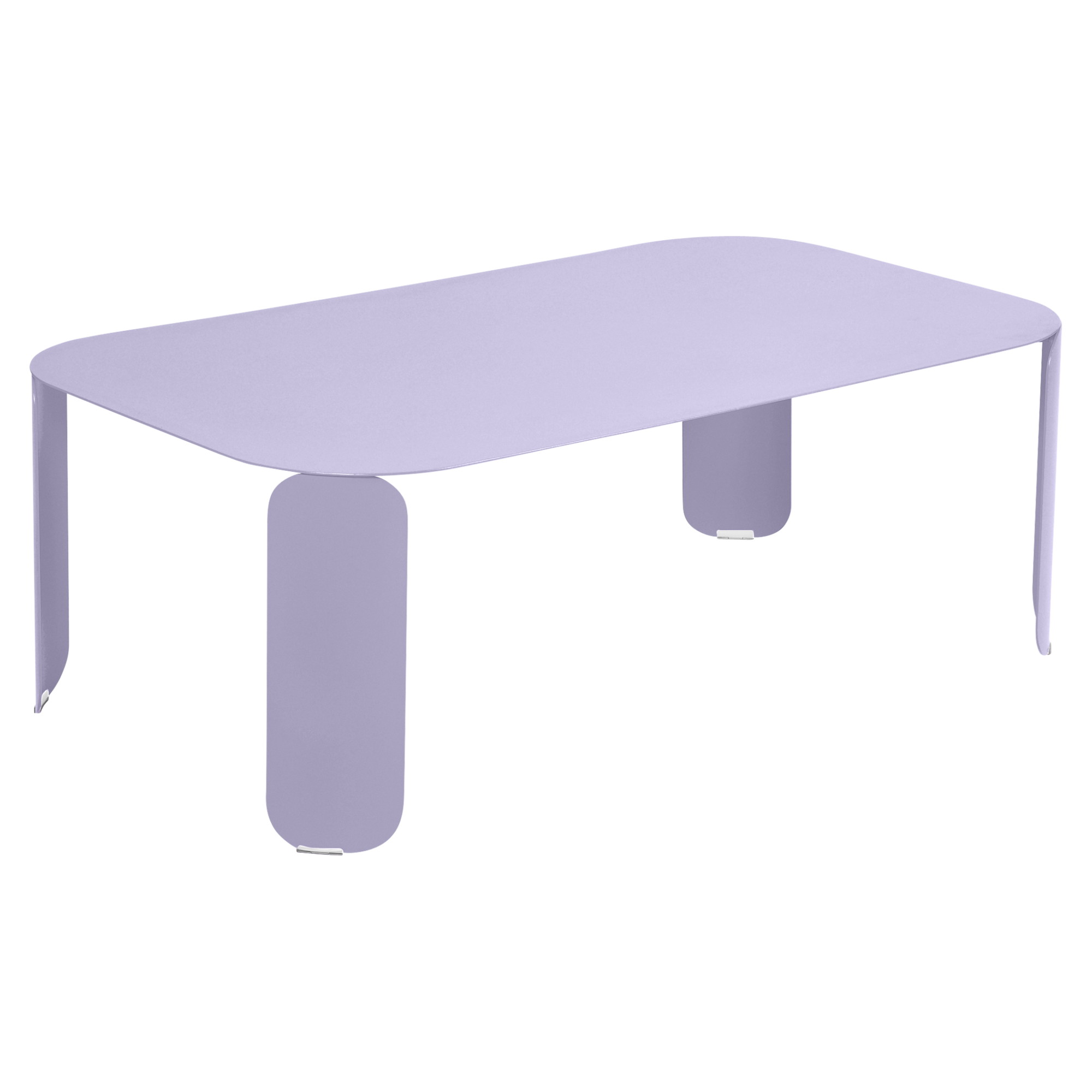 La table basse Bebop rectangulaire présente des coins arrondis et trois pieds larges et plats, le tout en violet clair uni.