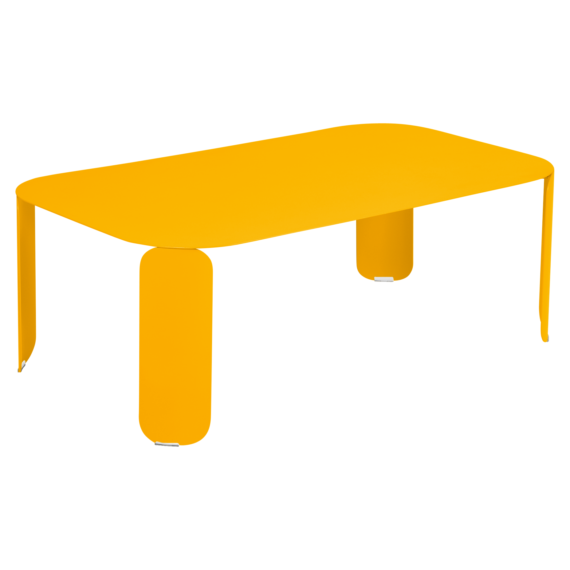 La table basse Bebop rectangulaire jaune présente des coins arrondis et des pieds épais et courbés, présentés sur un fond blanc.