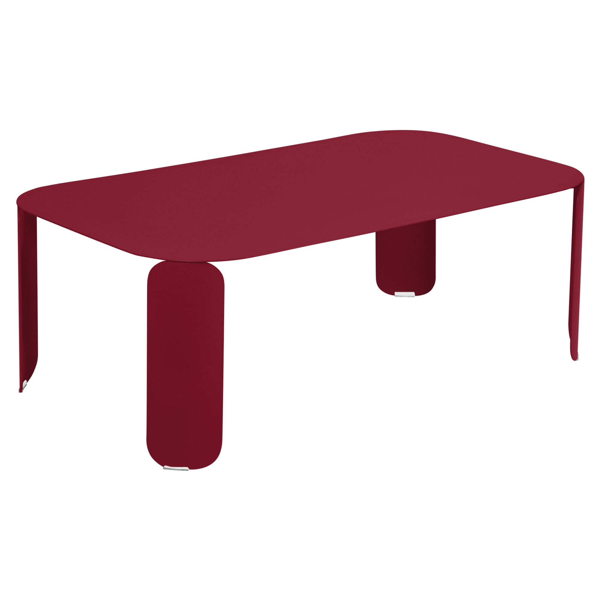 La Table basse Bebop rectangulaire est une table basse rectangulaire aux bords arrondis et aux trois pieds épais, le tout en bordeaux massif.
