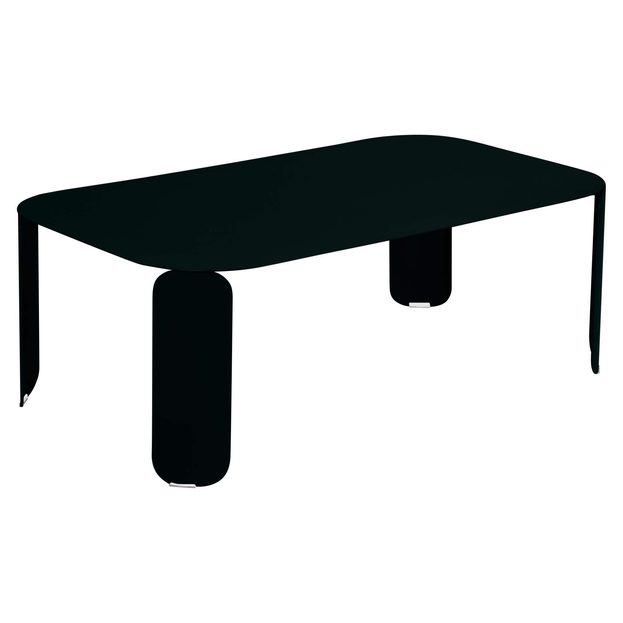 La table basse Bebop rectangulaire présente un design rectangulaire noir moderne avec des coins arrondis et quatre pieds larges et plats.