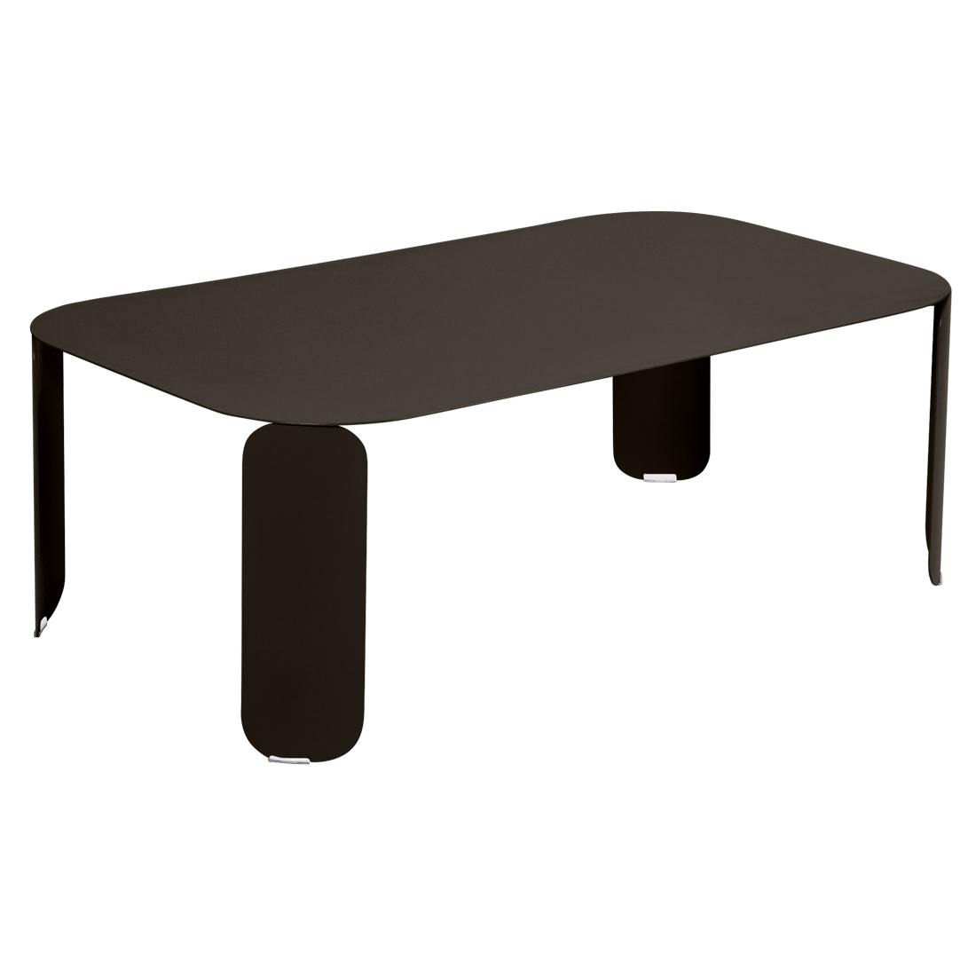 La Table basse Bebop rectangulaire est une table basse rectangulaire noire aux coins arrondis et aux trois pieds larges et plats, présentée sur un fond violet clair.