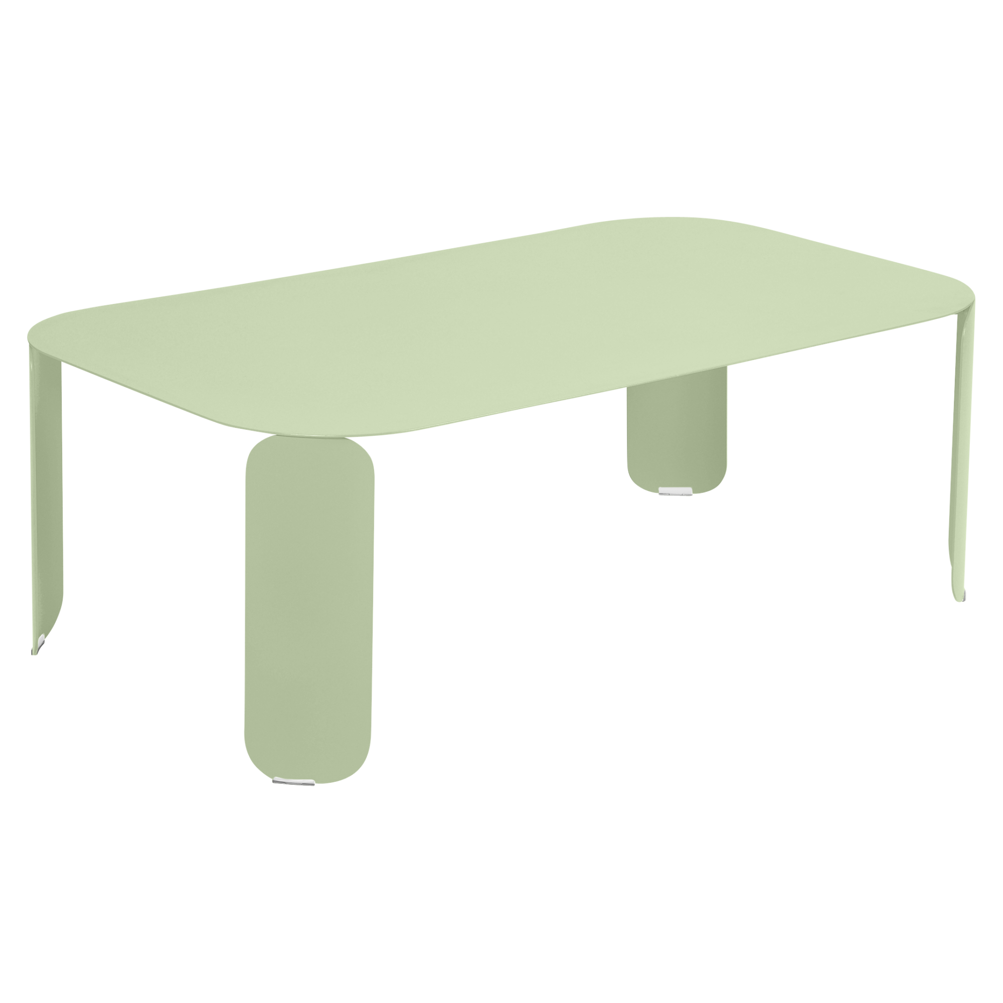 La table basse Bebop rectangulaire est vert pâle avec des bords arrondis et trois pieds larges et plats, un à chaque extrémité et un au centre.
