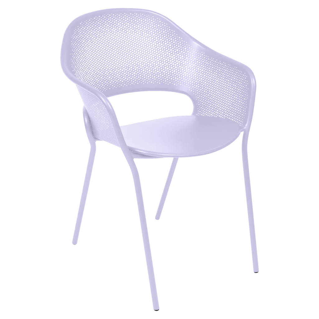 Présentation du Fauteuil Kate : une chaise moderne violet clair rappelant la guimauve, dotée d'un dossier perforé et d'une assise solide, soutenue par quatre pieds fins en métal.