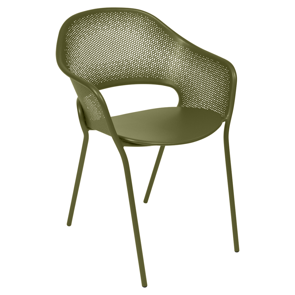 Fauteuil en plastique perforé vert avec dossier et accoudoirs incurvés, soutenu par quatre pieds fins.