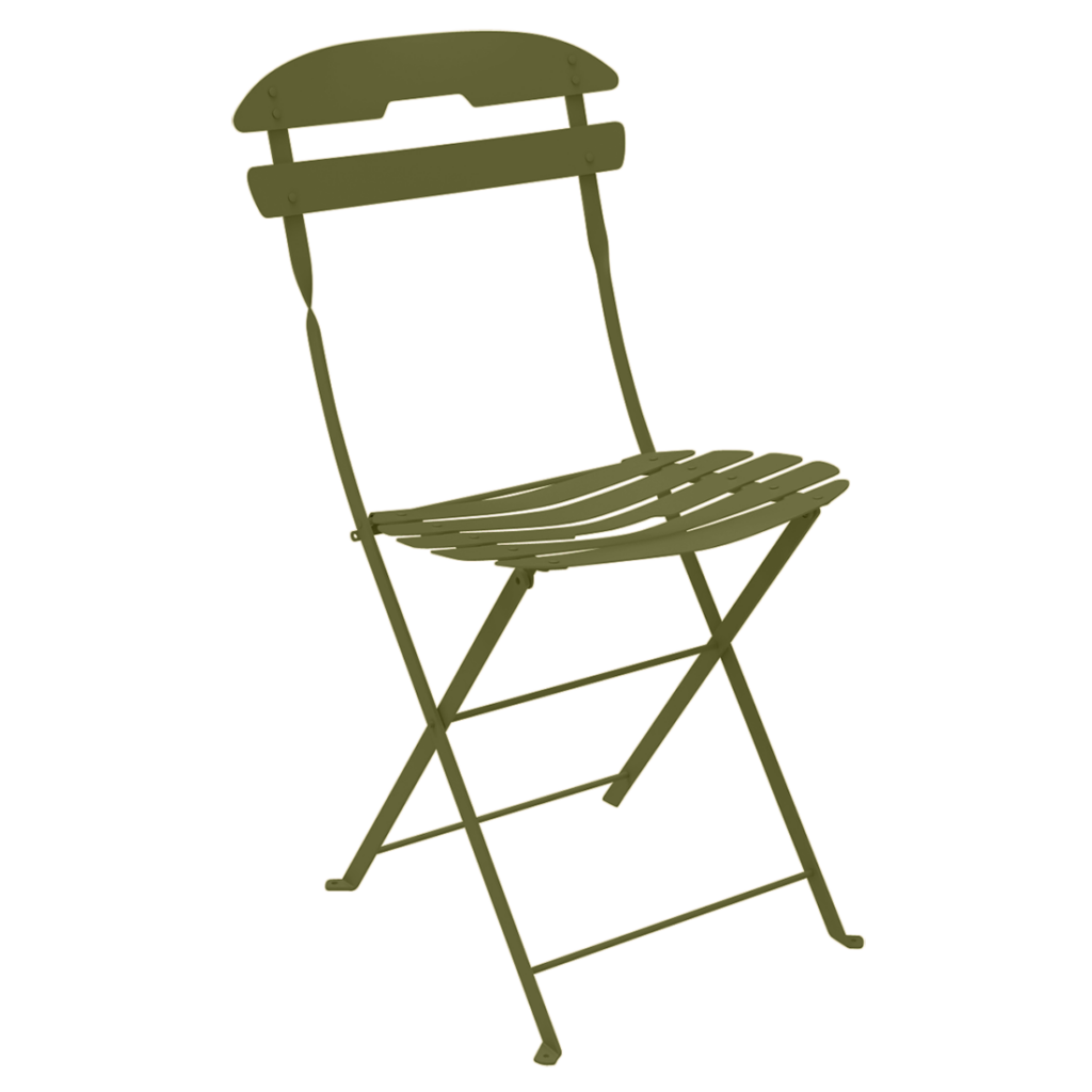 La Chaise La Môme est une chaise pliante en métal vert avec une assise et un dossier à lattes, rappelant un décor de pique-nique Pain d'épices sucré.