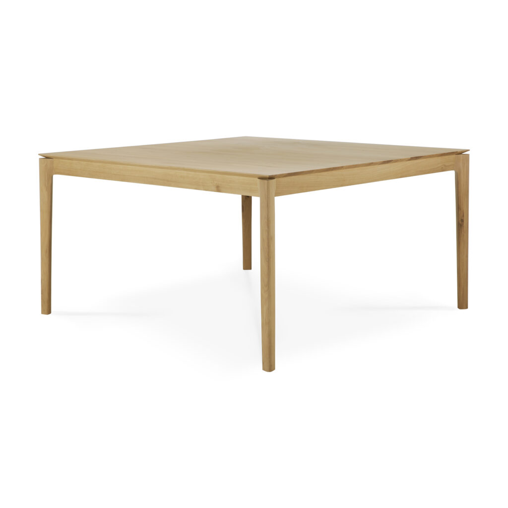La Table Bok est une table carrée en bois de chêne, dotée de quatre pieds droits et d'un plateau lisse et plat. Son design incarne la simplicité et l'élégance, ce qui en fait un complément idéal à n'importe quelle salle à manger. Mesurant 145 cm, il offre suffisamment d'espace pour les réunions et les repas.