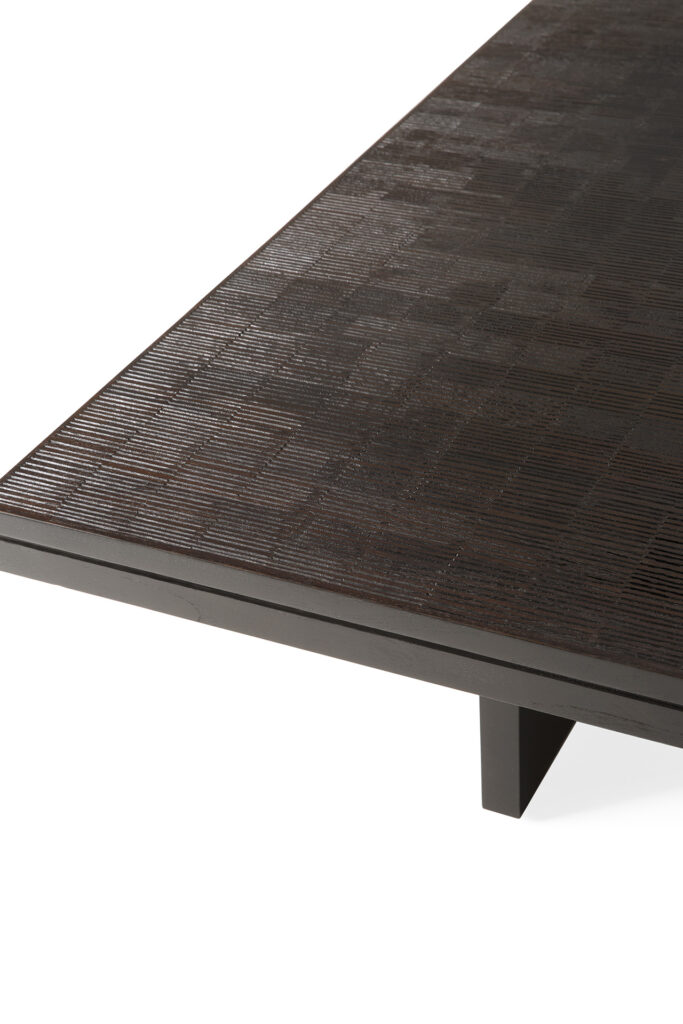 Vue rapprochée de la table basse Grooves, mettant en valeur sa forme rectangulaire noire avec une surface texturée présentant des rainures subtiles et un design minimaliste.