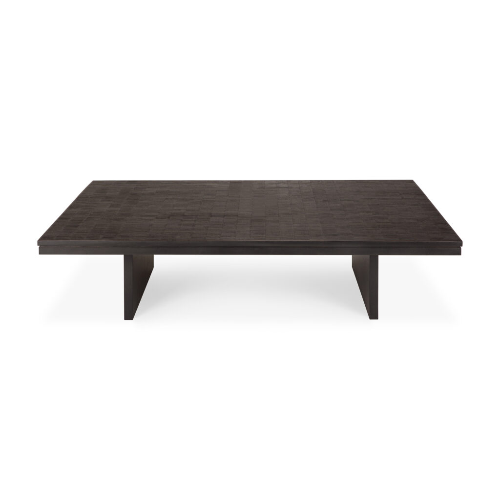 La table basse Grooves est une grande pièce rectangulaire fabriquée en bois foncé, dotée de deux pieds en forme de T et de rainures subtiles qui lui confèrent une touche élégante.
