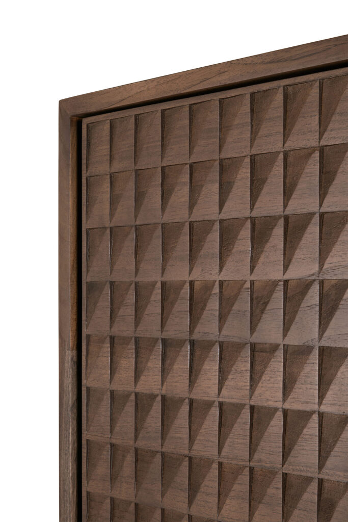 Gros plan d'un panneau de bois texturé présentant un motif géométrique triangulaire, encadré par la bordure en bois lisse de l'armoire Sono.