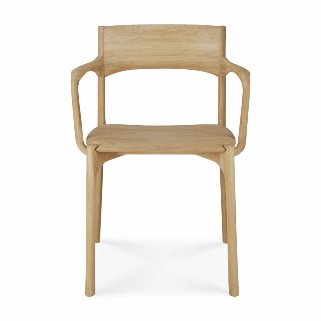 La chaise de salle à manger PI avec accoudoirs est dotée d'une structure en bois, d'un dossier et d'accoudoirs incurvés. Son design présente des bords lisses et arrondis et une finition en bois naturel.