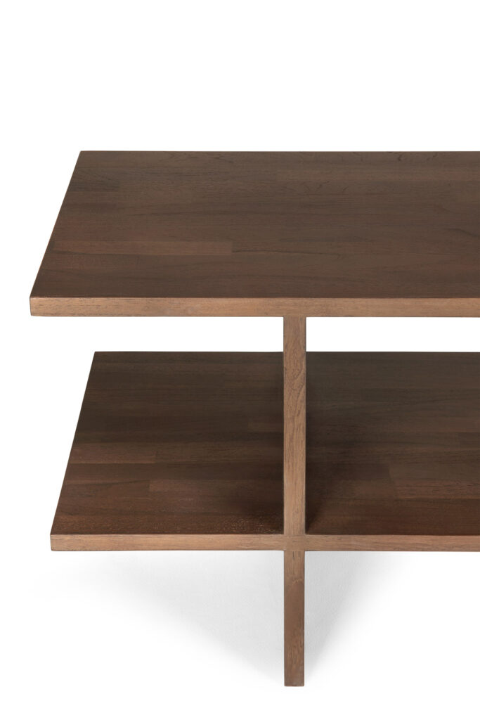 La table d'appoint Kabuki est une table basse en bois au design minimaliste, composée de deux plateaux horizontaux reliés par un panneau vertical central. Ce meuble élégant fait également office de table d'appoint polyvalente.